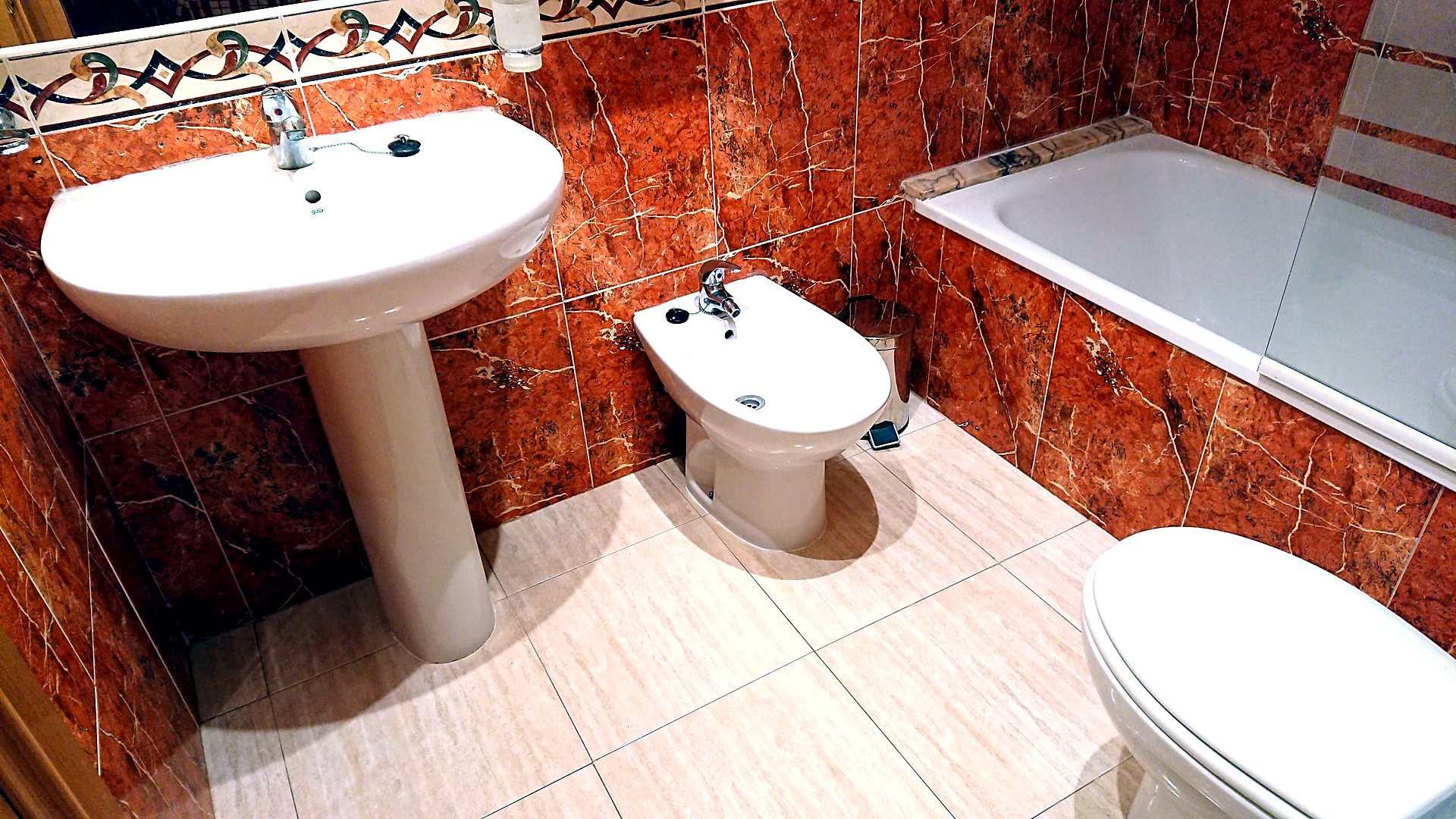 Baño completo del apartamento