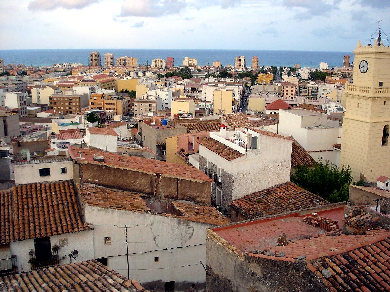 Vista de los tejados de Oropesa del Mar con el mar al fondo
