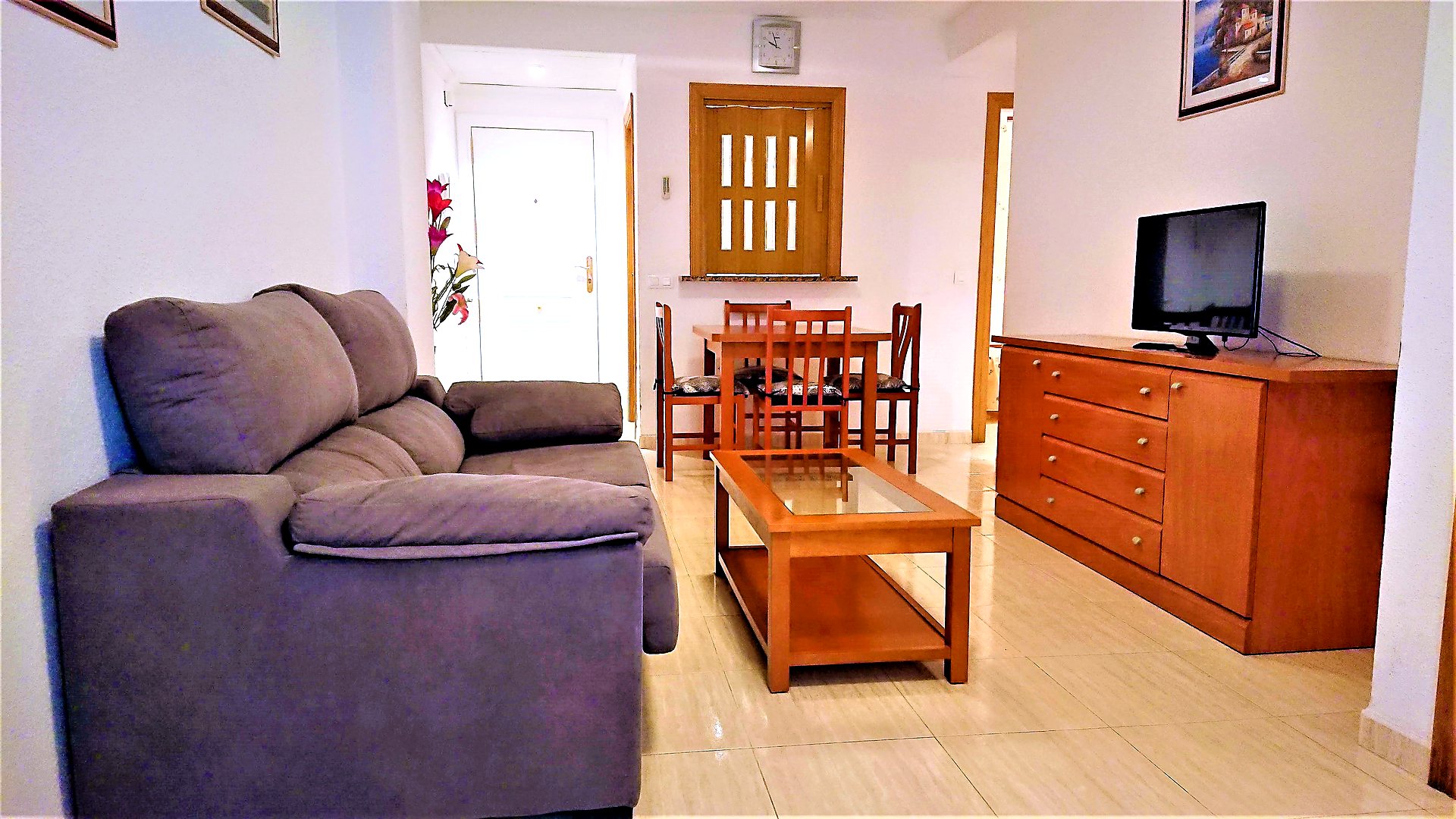 Salón comedor del apartamento en primera línea de playa en Magic World